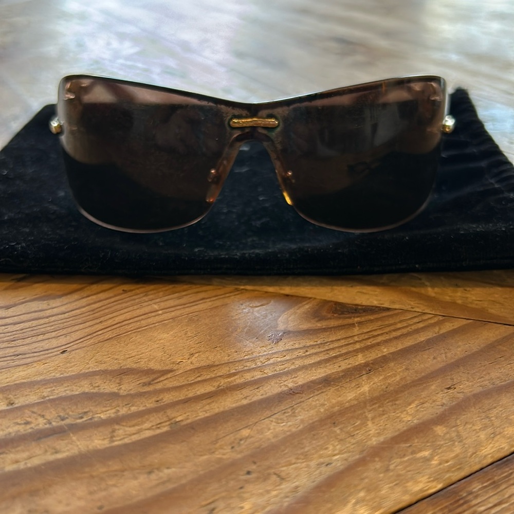 Vintage Authentic Gucci Shield Sunglasses 
Ladies